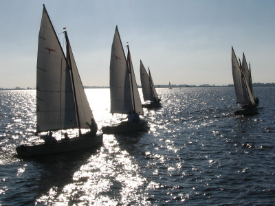 zeilschool voor verhuur van zeilboten, sloepen, waterfietsen, kayaks en natuurlijk zeillessen. 